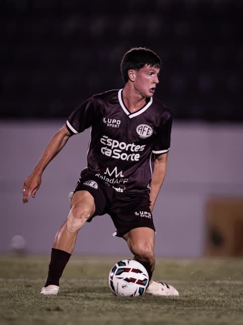Atleta Arthur Schilling, acompanhado por Ary Brum