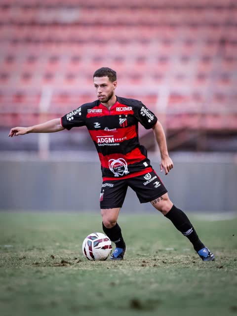Atleta Lucas Stefanello, acompanhado por Ary Brum