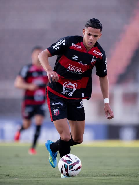Atleta Vinicius Oliveira, acompanhado por Ary Brum