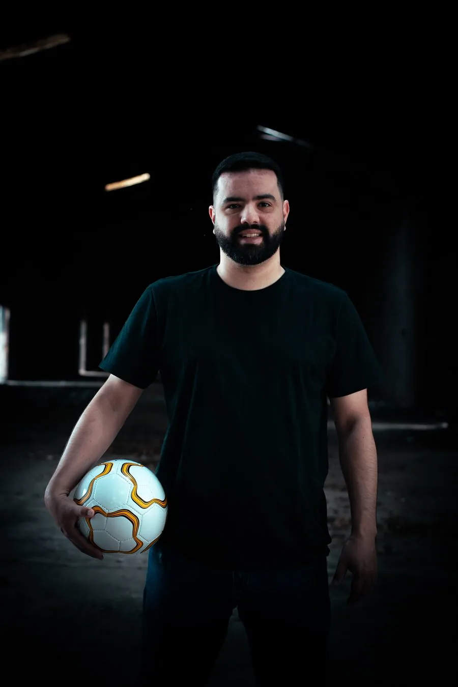Ary Brum, psicólogo do futebol e fundador do método Mente em Campo, segurando uma bola