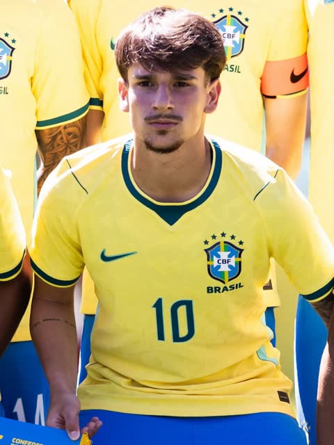 Lucca Caramico com a camisa 10 da Seleção Brasileira Sub-17